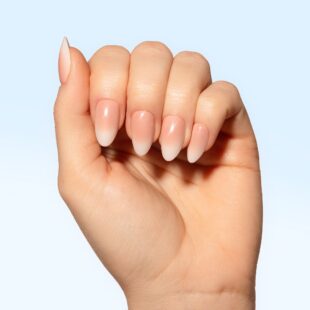 Milchige Nägel drücken auf