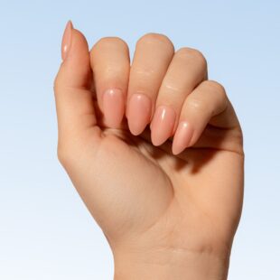 Pfirsichfarbene Nägel auf Mandel drücken