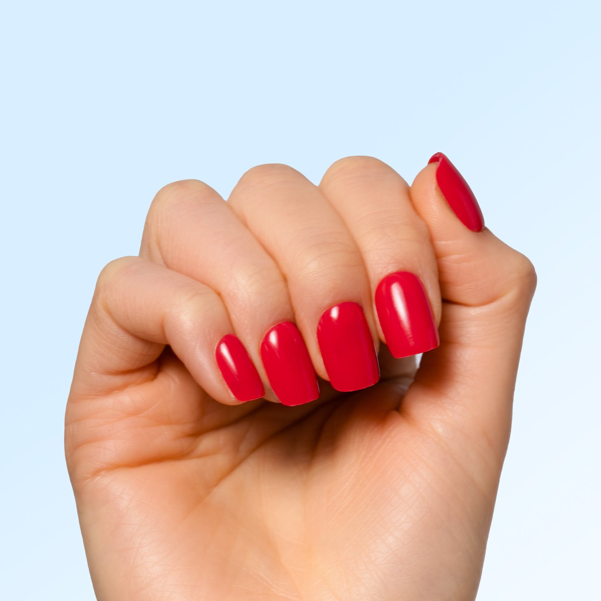 saftig rote Nägel aufdrücken