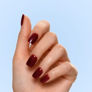 burgunderfarbene Nägel